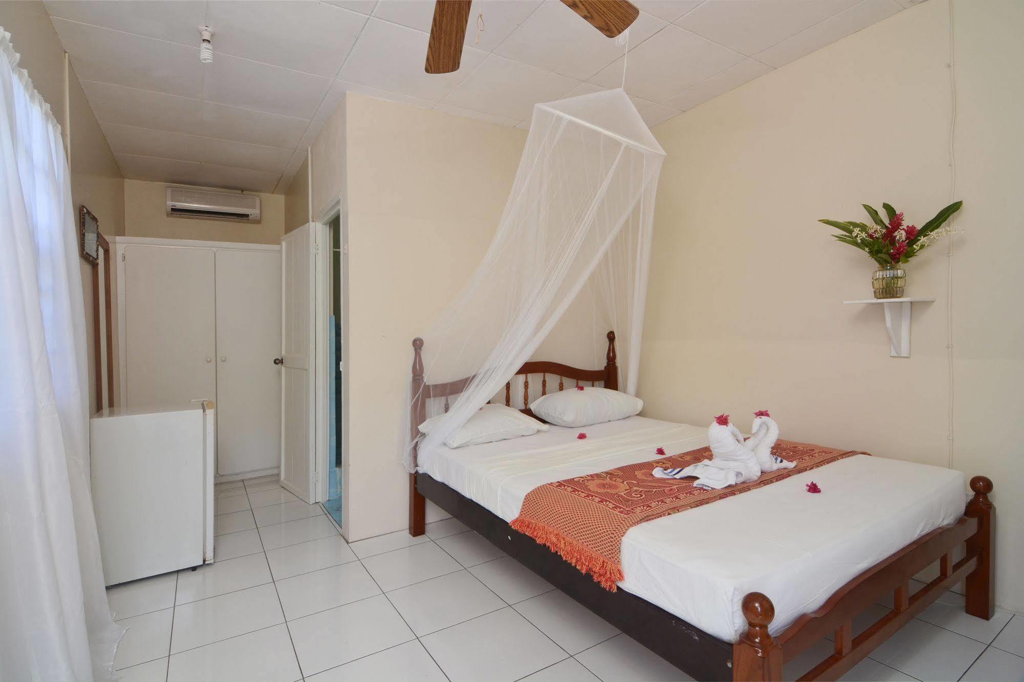 מלון Bequia Island Keegans Beachside מראה חיצוני תמונה
